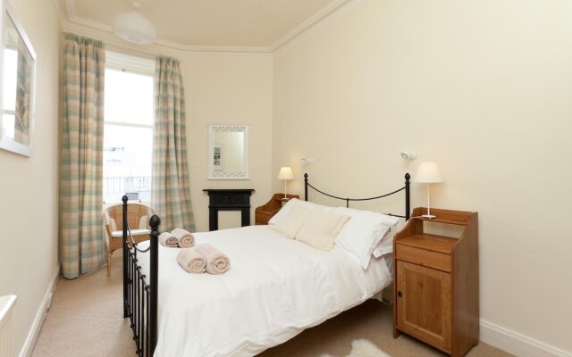 380 Charming one Bedroom Property in an Attractive Residential Area With Great Cafes Restaurants and Shops Nearby