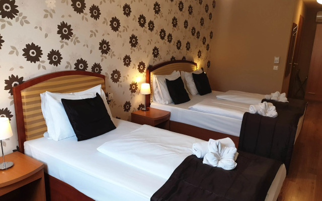 Six Inn Hotel