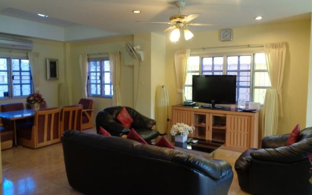 4 Bedroom Villa Private Pool Central Pattaya 15 min Away