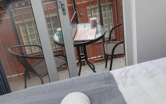 PM & Charles Luxury Apartments - 2 Bedroom - City Center - Parking