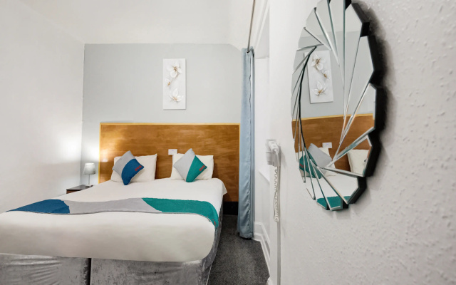 OYO Eastbank Hotel