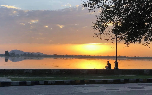 Room-sunset View Over Dal Lake 4
