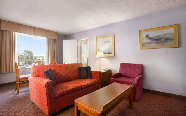 Days Inn & Suites by Wyndham Elyria