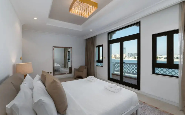 Exclusive 5BR Palm Villa w Private Pool and Beach
