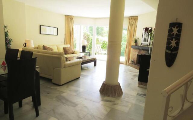 Calle Pinos De Calahonda