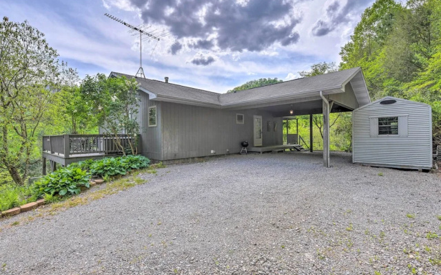 Pet-friendly Waynesville Home w/ Mountain Views!