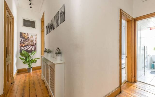 Modern 2 Bedroom Flat In Edinburgh City Centre