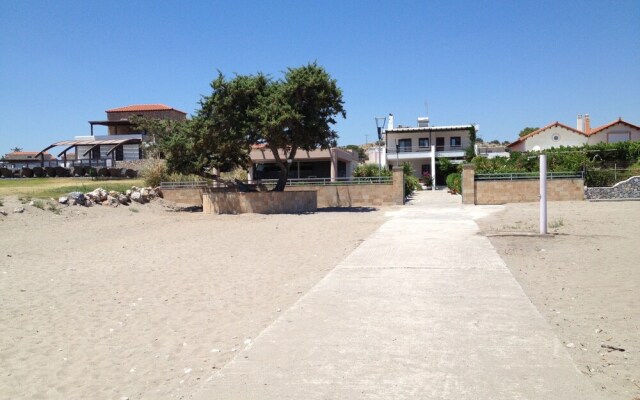 Amaryllis Fully Equipped front beach house