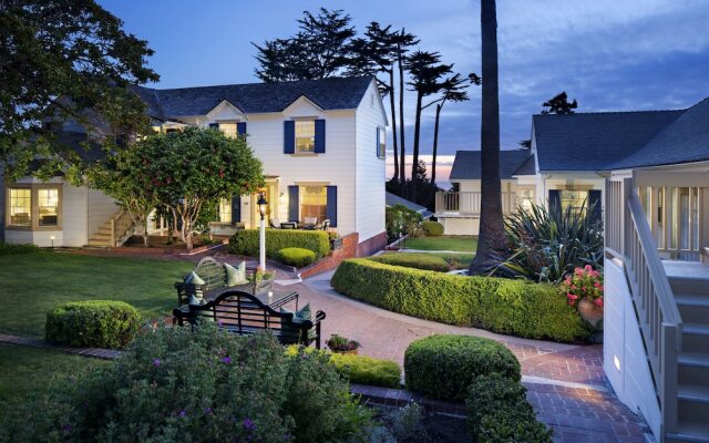 Colonial Terrace Inn by the Sea