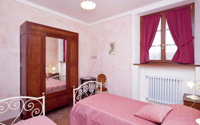 Spacious Cottage in Lucignano with Garden