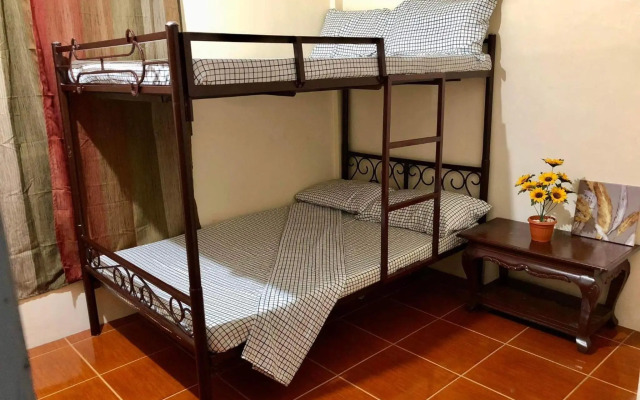 15pax-2 minutes to Vigan-RoseandFer Transient-2 Bedroom House