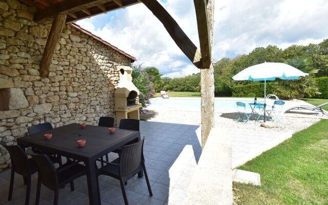 Luxurious Holiday Home with Swimming Pool in Meyrals