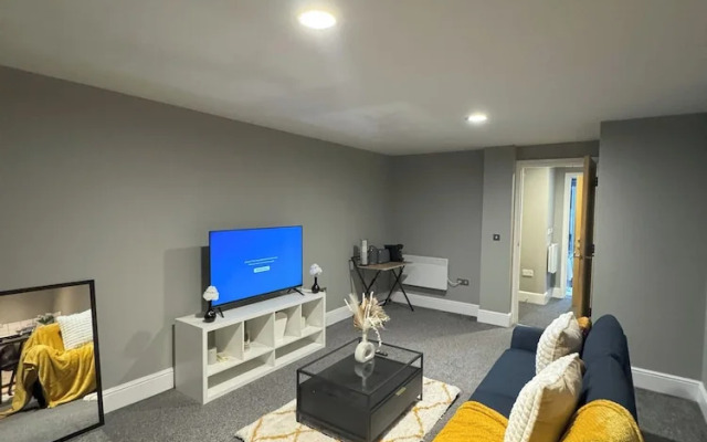 Modern 2 Bedroom City Oasis in Manchester