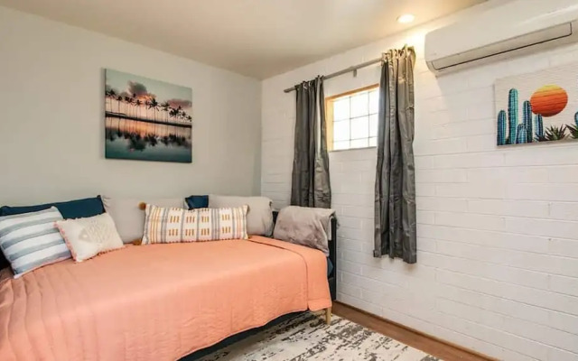 Bright & Cozy Mid Town Zen Yard Studio!