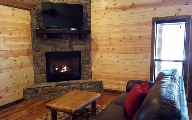 Ace in the Hole Cabin in the Wood With Hot Tub and Fireplace by Redawning