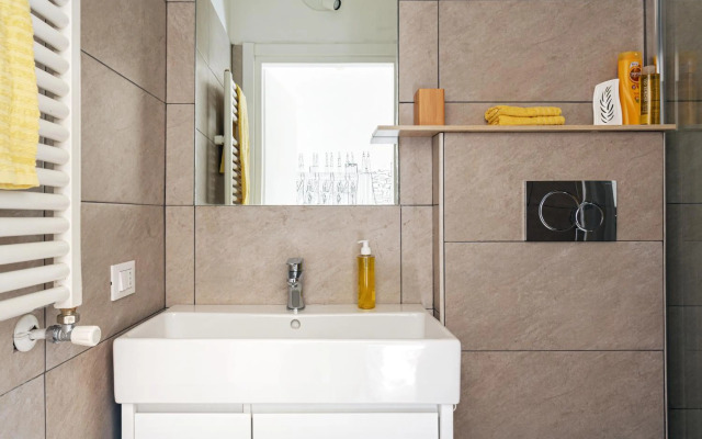 A Yellow Touch - Modern Studio in Isola Milano