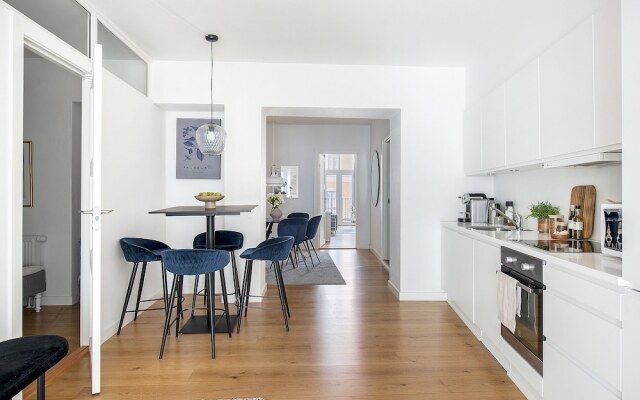 Sanders Leaves - Chic 3-bdr Apt With City View