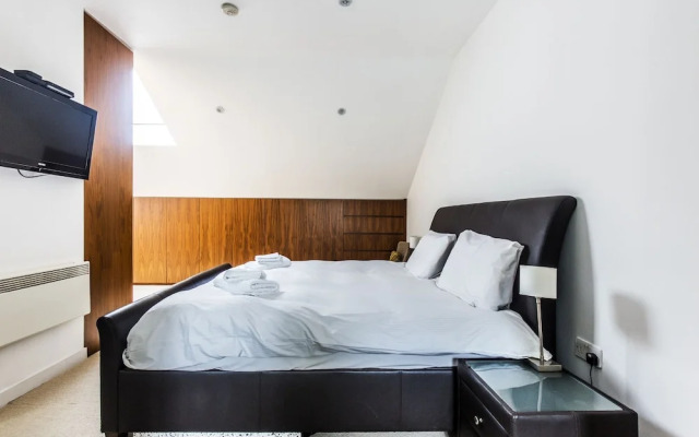 Bright and Spacious Penthouse in West Ealing