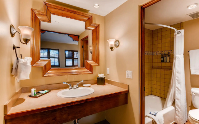 Piñon Court By La Fonda