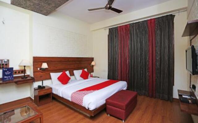 OYO 13602 Hotel The Town House