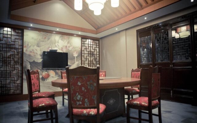 Moon Shine Inn