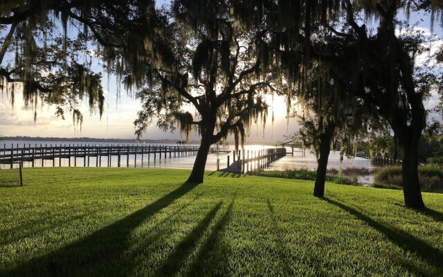 Beautiful Riverfront Home - Three Bedroom Home