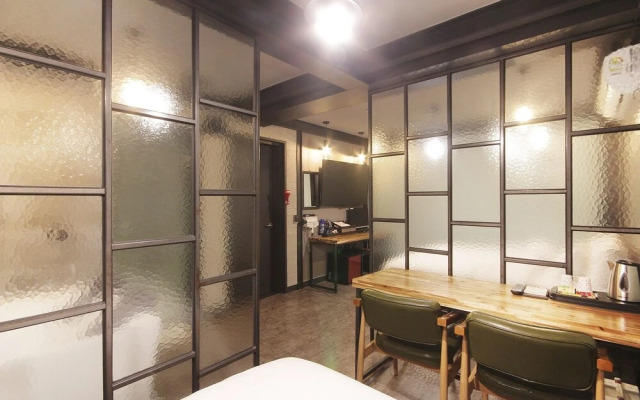 Yeosu 1st Avenue Hotel