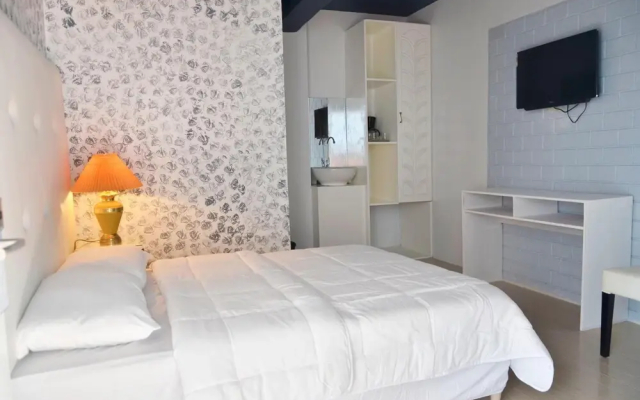 Grand Peninsula Suites