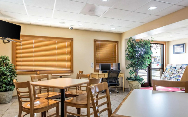 Econolodge Inn & Suites