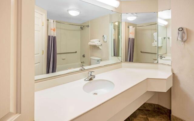 La Quinta Inn & Suites by Wyndham Sherman