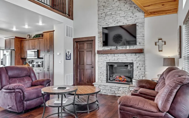 Rockwood Lake Lodge 7 Bedroom Home by RedAwning