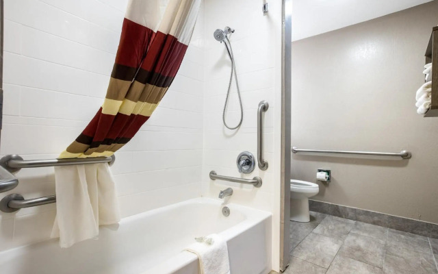 Red Roof Inn PLUS+ & Suites Savannah - I-95