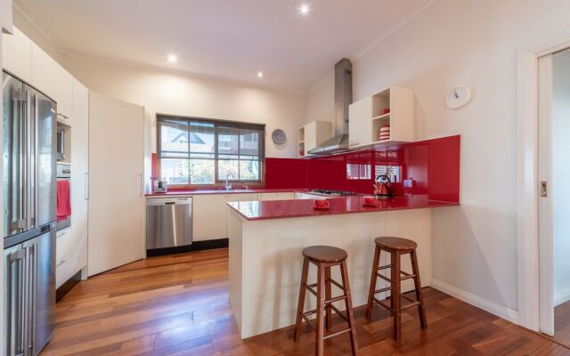 Gorgeous family retreat next to the CBD