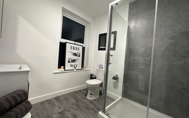 6 Bedroom 5 Shower rm House in Central Nottingham