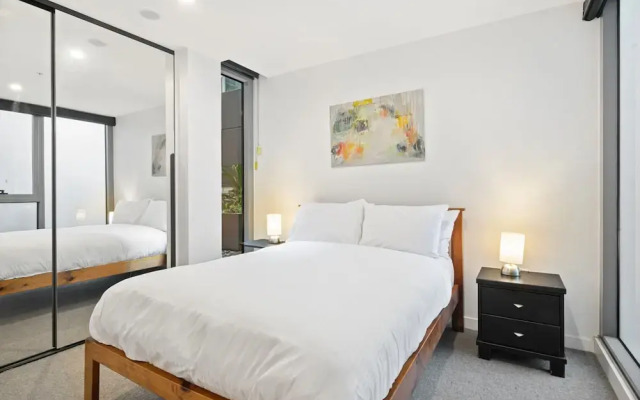 Bright 2-bed Flat With Cityside Charm