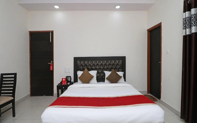 OYO 11717 Gold Star Suits