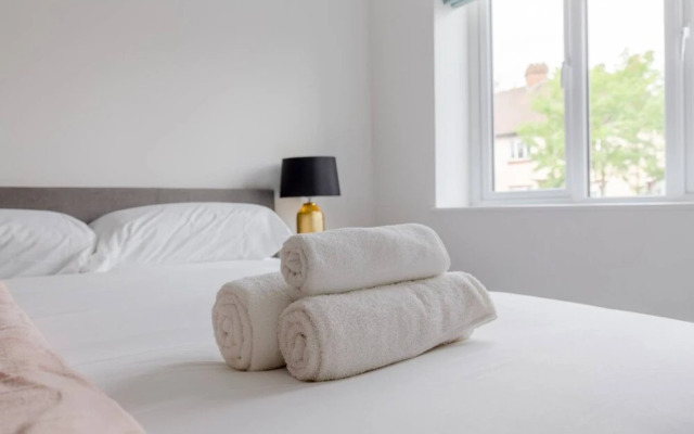 Contemporary 2 Bedroom in West London
