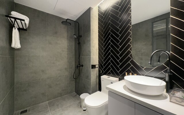 Kin Wander Tan Phong, The Moonage