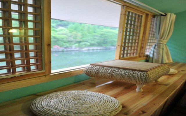 Fenghuang Happy Hotel