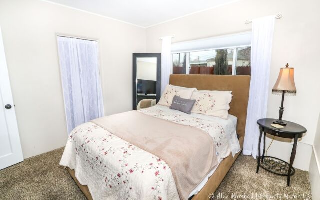 Perfect Little Beauty Near BSU W/dreamy Backyard