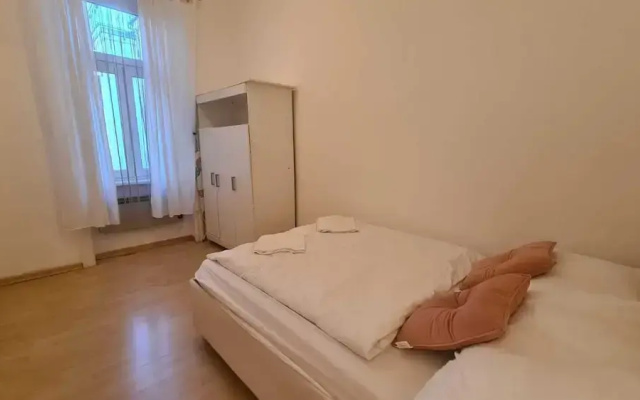 Spacious 2BR Apt Long Stay in Vienna