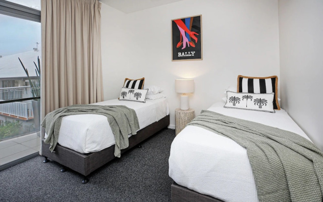 Luxury Cairns Stay with Pool and BBQ