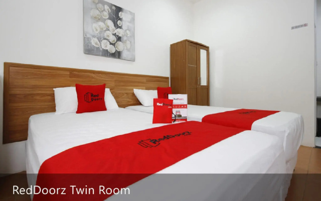 RedDoorz Plus near Plaza Indonesia