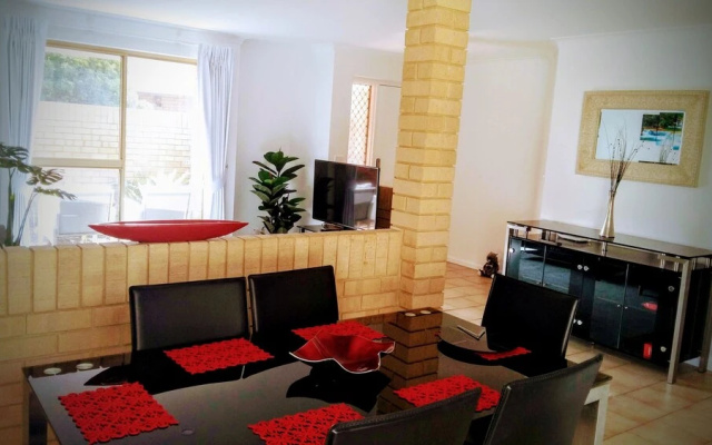 Camelias Boutique Cottage in Dianella – Guest Rooms – Perth