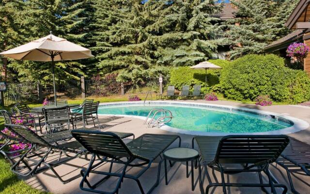 Ridgepoint Townhomes by East West Hospitality