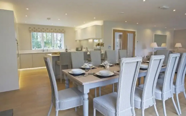 3 the Drive, Hillfield Village