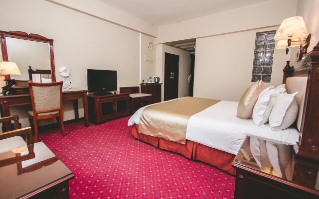 Best Western Plus Paramount Hotel