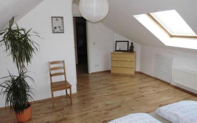 Sehr-schoene-4-Raum-Maisonette-Fewo-mit-110qm-Balkon-zentral-preiswert-T7