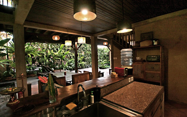 Artist Eco Villa With Wood And Clay