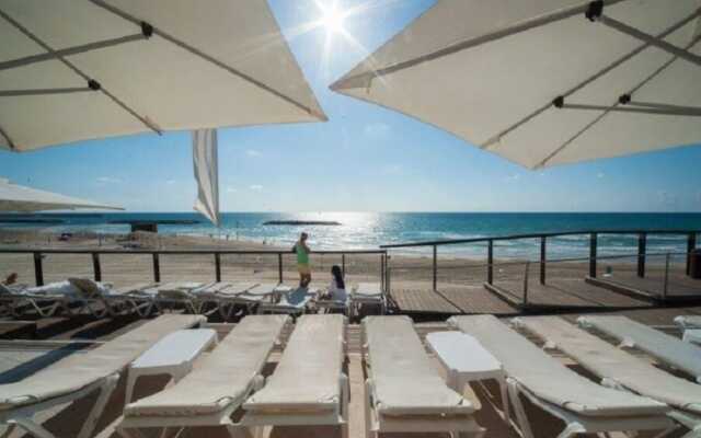 Beachfront w SeaView In a beautiful bldg